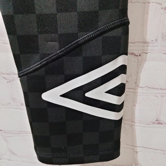 Girls large Umbro black and gray checkered print cropped Leggings. - Picture 3 of 10